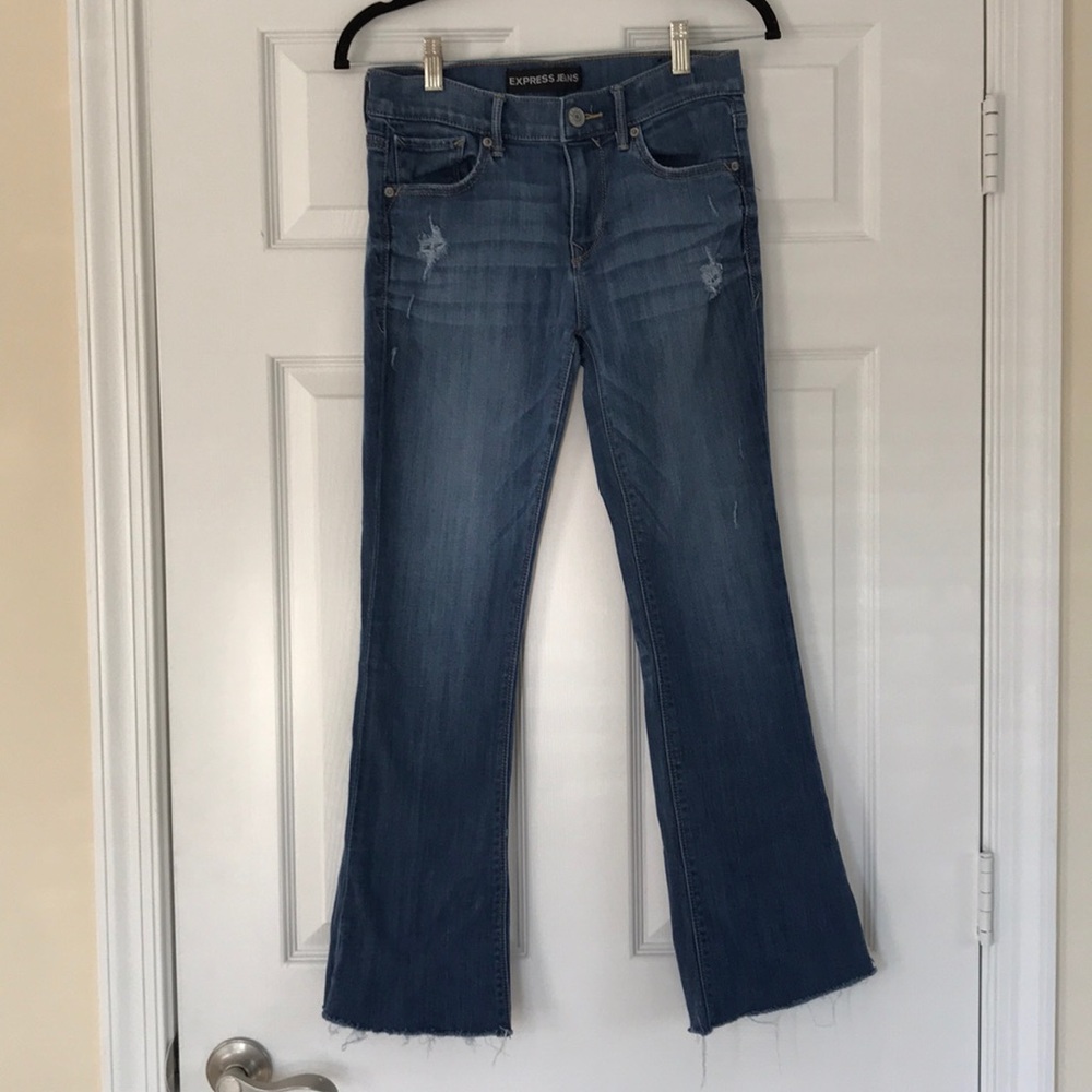 Express, raw hem, cropped bells. Sz. 4